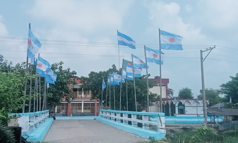 আর্জেন্টিনার পতাকার রঙে ব্রিজ রং করলেন মেসি ভক্তরা