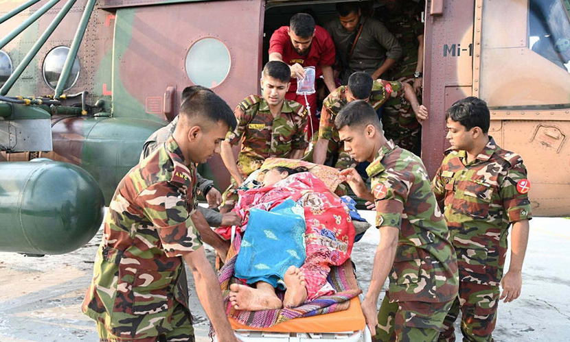 দুর্গম পাহাড় থেকে অসুস্থ নারীকে উদ্ধার করে হাসপাতালে নিল সেনাবাহিনী