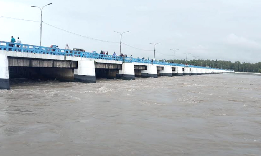 উজানের পাহাড়ি ঢলে ফুলে-ফেঁপে উঠছে তিস্তা