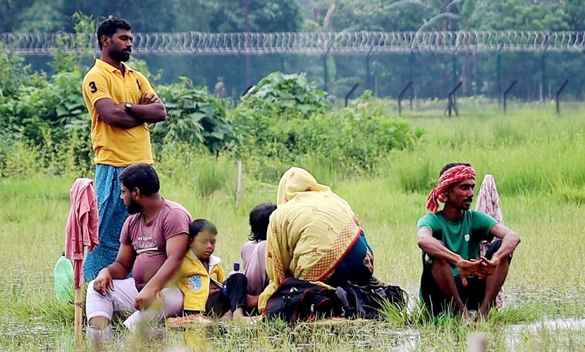 সীমান্তের শূন্য রেখায় আটকে ১০ জন
