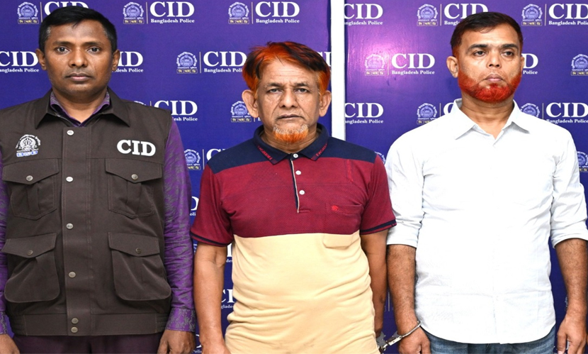 পুলিশে চাকরির নামে প্রতারণা, টাকা নিতে এসে গ্রেফতার ২