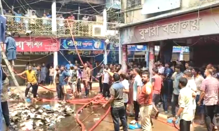 চাঁপাইনবাবগঞ্জ নিউ মার্কেটে অগ্নিকাণ্ড, পুড়ে ছাই গার্মেন্টসের মালামাল