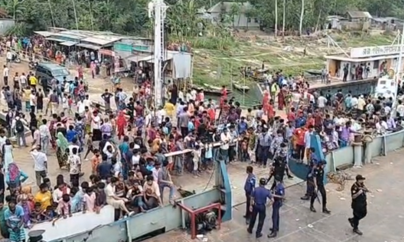 ফের দৌলতদিয়া ফেরিঘাট থেকে যাত্রীবাহী বাস পড়ল পদ্মা নদীতে