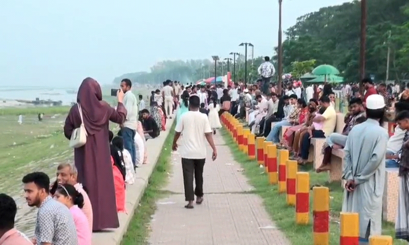 যমুনার পারে মানুষের ভিড়। ছবি: সারাবাংলা
