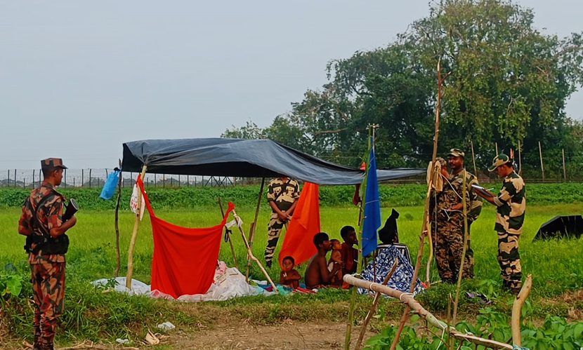 শূন্যরেখায় আটকে থাকা সেই ৪ জনকে থানায় হস্তান্তর