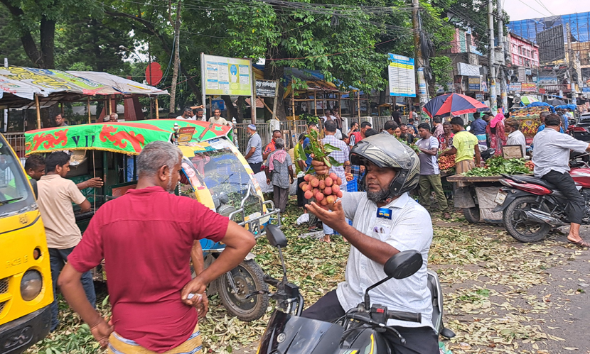 রংপুরে প্রধান সড়কে লিচুর বাজার, দখল-চাঁদাবাজির অভিযোগ