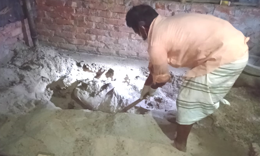 নীলফামারীতে ঘরের মেঝে খুঁড়ে মায়ের লাশ উদ্ধার, ছেলে পলাতক