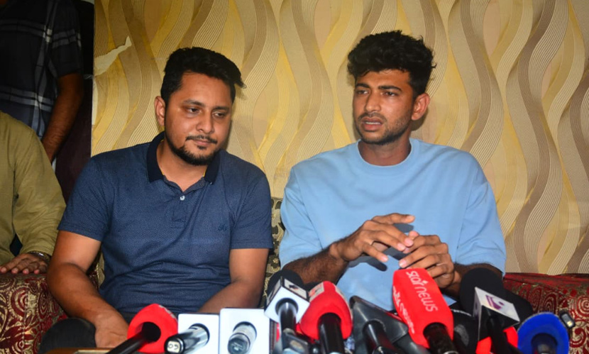 ওসি বললেন— ‘তুই আসামি, চোখ নামিয়ে কথা বল’ ওসি বললেন— ‘তুই আসামি, চোখ নামিয়ে কথা বল’