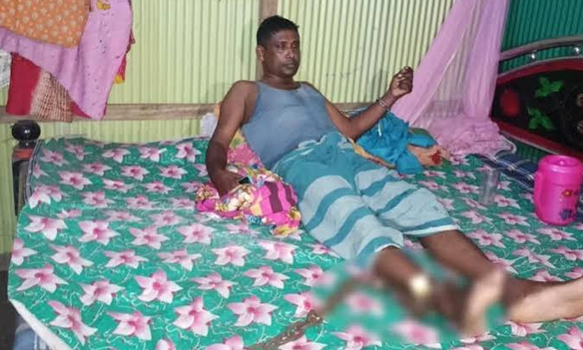 নোয়াখালীতে পাওনা টাকা আদায়ে অটোরিকশা চালককে শিকলে বেঁধে নির্যাতন
