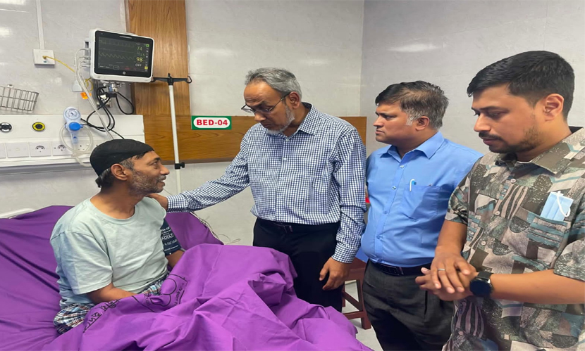 রামিসার অসুস্থ বাবাকে দেখতে হাসপাতালে ডা. রফিকুল