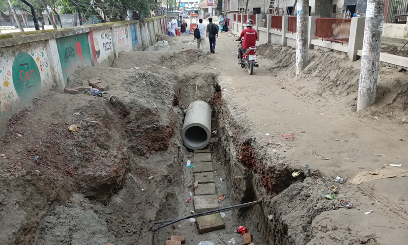 ৭ মাস ধরে খোঁড়া সড়ক, দুর্ভোগে ৩ বিদ্যালয়ের শিক্ষার্থী