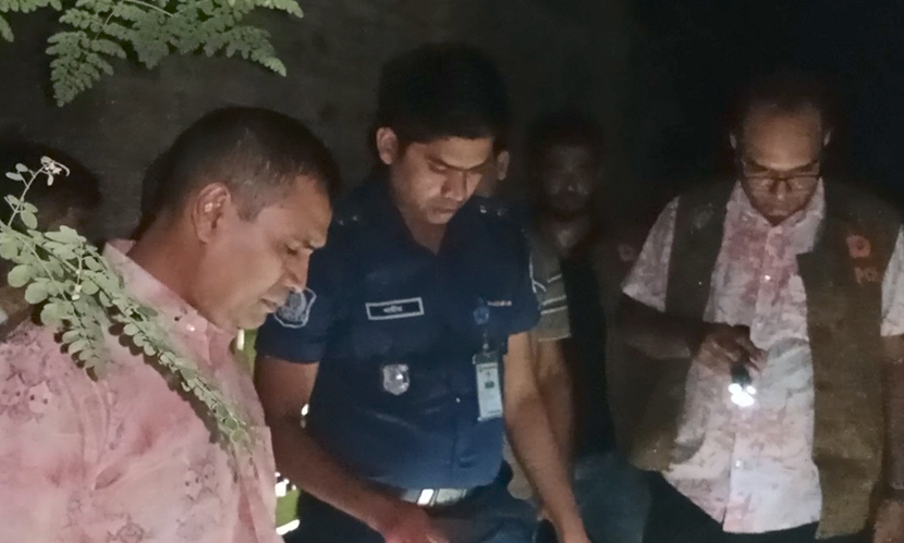 নাটোরে নিজের গলায় ছুরি চালিয়ে আত্মহত্যার অভিযোগ
