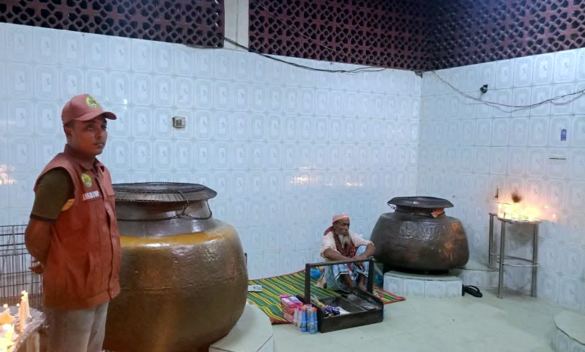 হজরত শাহজালাল (র.)-এর মাজারের দানবাক্স পাহারায় আনসার নিয়োগ। ছবি: সংগৃহীত