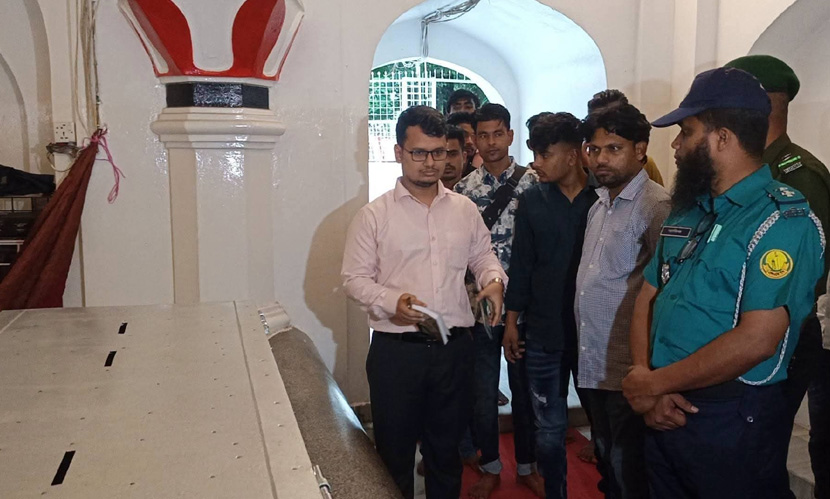 সিলেটের হজরত শাহজালাল (র.)-এর মাজারে নতুন দানবাক্স স্থাপন করে স্থানীয় জেলা প্রশাসন। ছবি: সংগৃহীত