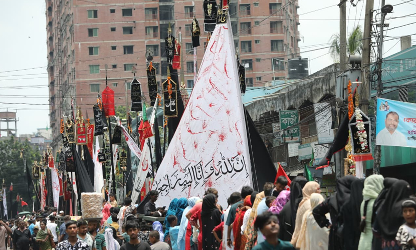 ‘ইয়া হোসেন, হায় হোসেন’ ধ্বনিতে মাতম তাজিয়া