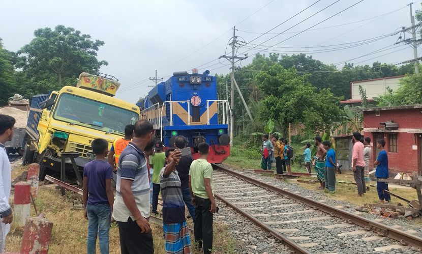 রেলগেটের ব্যারিয়ার ভেঙে রেললাইনে ট্রাক ,৬ ঘণ্টা পর ট্রেন চলাচল স্বাভাবিক