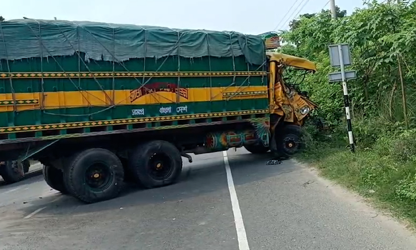 কুষ্টিয়ায় ২ ট্রাকের মুখোমুখি সংঘর্ষে চালক নিহত, আহত ৩
