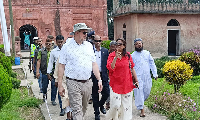 সোনামসজিদ স্থলবন্দর ও প্রাচীন গৌড় পরিদর্শন মার্কিন রাষ্ট্রদূতের
