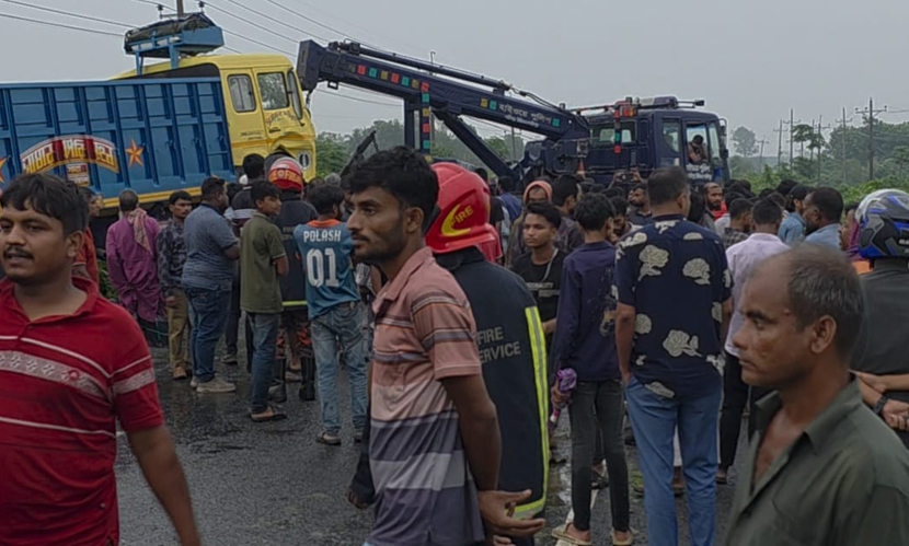ট্রাক-পিকআপ সংঘর্ষে চালক ও সহকারী নিহত, আহত ২