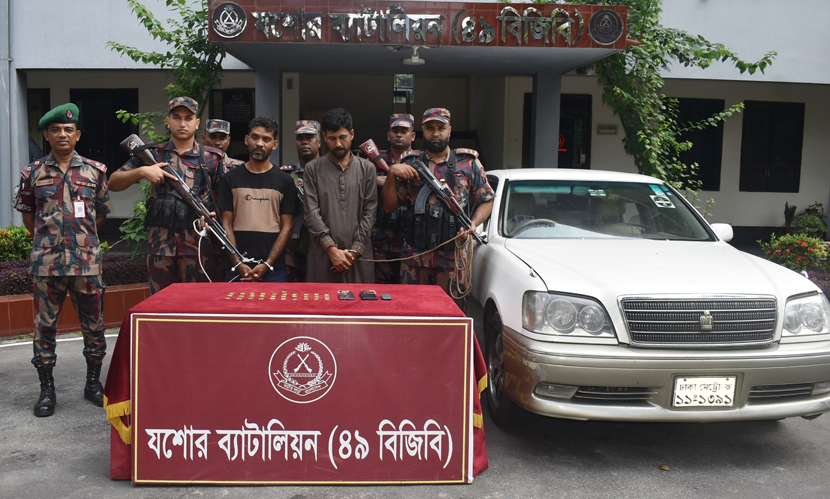 যশোরে ৭ কোটি টাকার সোনাসহ ২ পাচারকারী আটক