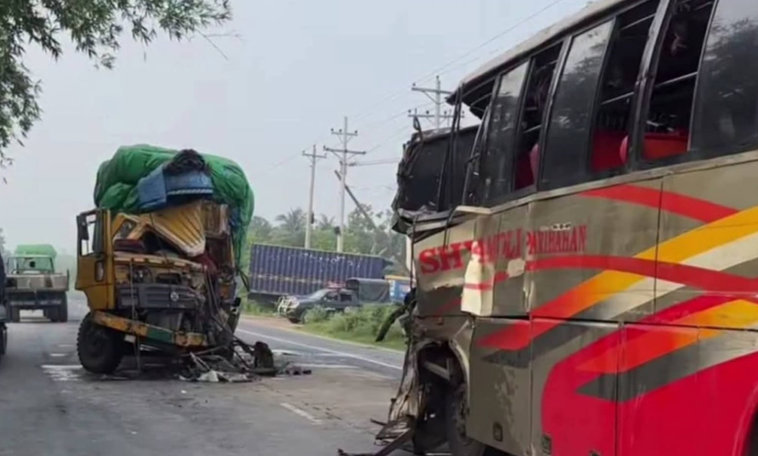 কুষ্টিয়ায় বাস-ট্রাকের মুখোমুখি সংঘর্ষে ট্রাকের হেল্পার নিহত, আহত ৩