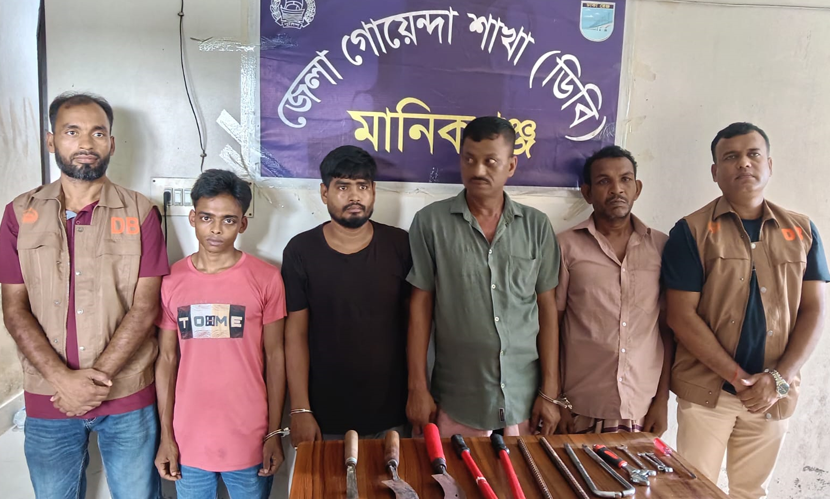 আন্তঃজেলা ডাকাতচক্রের ৫ সদস্য গ্রেফতার, অস্ত্র ও পিকআপ উদ্ধার
