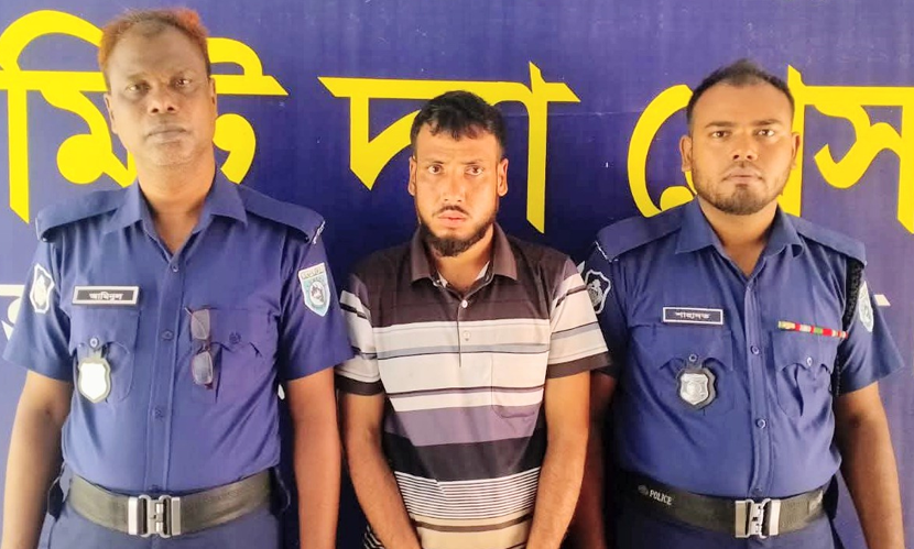 হাকিমপুরে ৩ থানার ওয়ারেন্টভুক্ত পলাতক আসামি সুজন গ্রেফতার