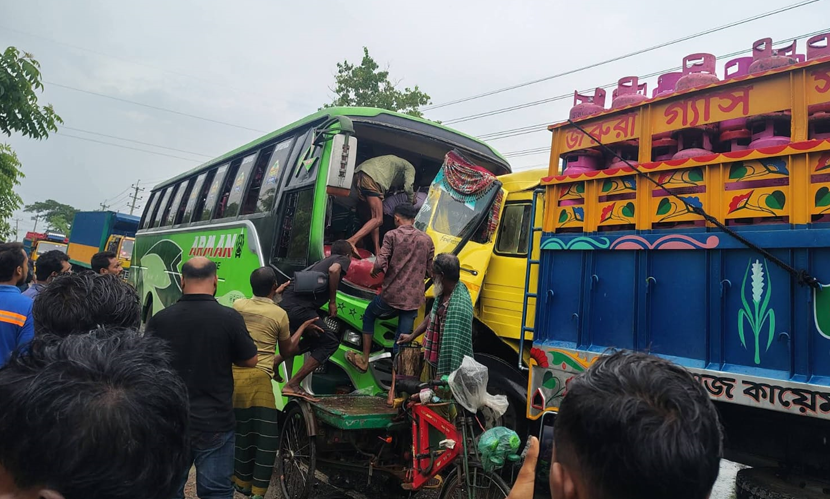 মোংলায় বাস-ট্রাকের মুখোমুখি সংঘর্ষে আহত ১৫