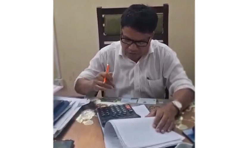 দেবীগঞ্জে ক্যালকুলেটরে হিসাব করে পিআইও’র ঘুস গ্রহণের অভিযোগ