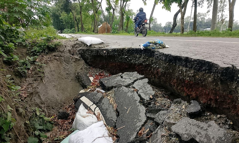 রংপুরের দ্বিতীয় তিস্তা সেতুর সংযোগ সড়কে ধস, যোগাযোগ বিপর্যয়ের শঙ্কা