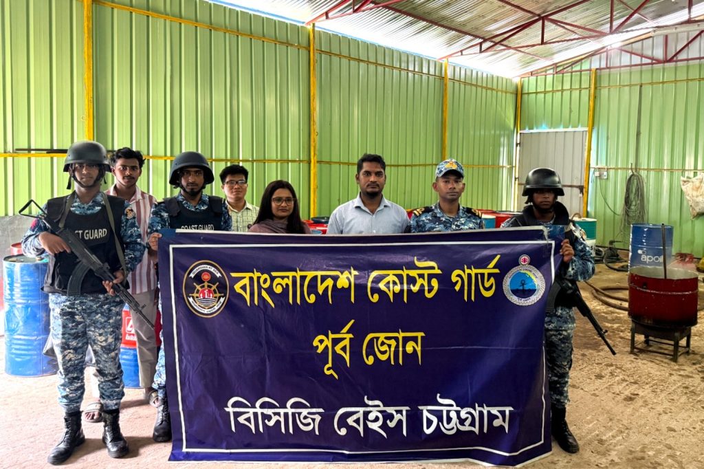ভেজাল লুব অয়েল উৎপাদনকারী কারখানায় বাংলাদেশ কোস্ট গার্ড বেইস চট্টগ্রাম ও জাতীয় ভোক্তা অধিকার সংরক্ষণ অধিদফতর যৌথ অভিযান।