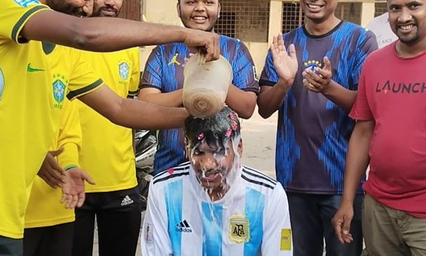 দুধ দিয়ে গোসল করে আর্জেন্টিনা থেকে ব্রাজিলের সমর্থক হলেন যুবক