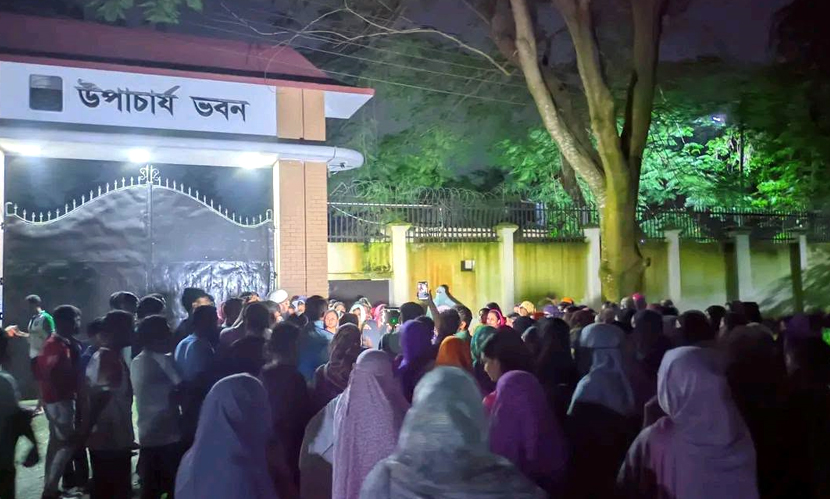প্রভোস্টের পদত্যাগ দাবিতে মধ্যরাতে আন্দোলনে বেরোবির ছাত্রীরা