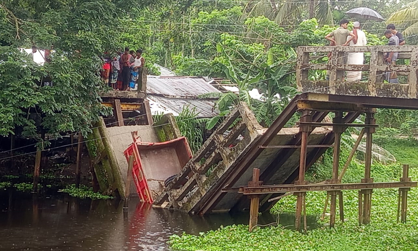ভোলায় ব্রিজ ভেঙে বালুভর্তি ট্রাক খালে, নিহত ১