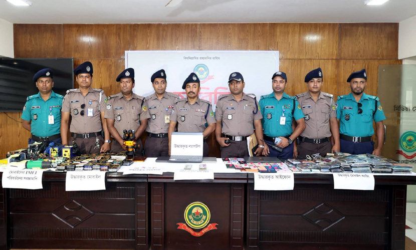 চট্টগ্রামে ডাকাতি-ছিনতাইয়ের ১৫৭ মোবাইল-ল্যাপটপ উদ্ধার, গ্রেফতার ৫