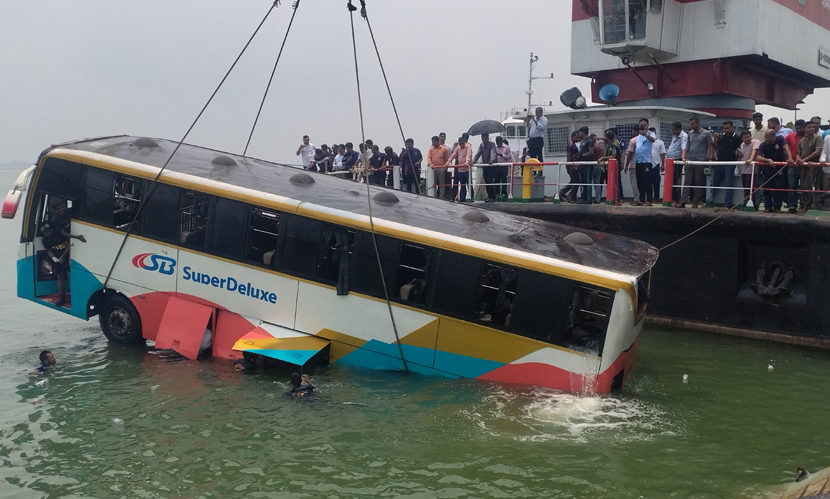 দৌলতদিয়া ফেরিঘাটে বাসডুবির ঘটনায় মামলা, গ্রেফতার ৩