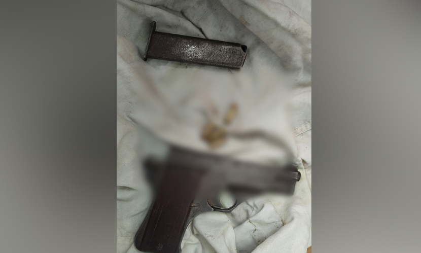 জনতার ধাওয়া খেয়ে বিদেশি পিস্তল রেখে পালাল অস্ত্রধারী
