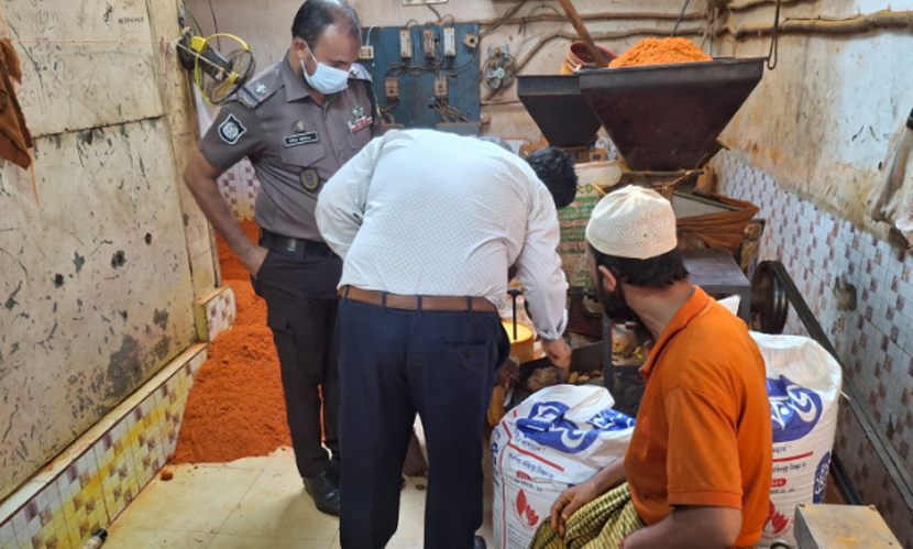 লালবাগে ভেজাল হলুদের গুড়া জব্দ, জরিমানা ১ লাখ ৭০ হাজার টাকা
