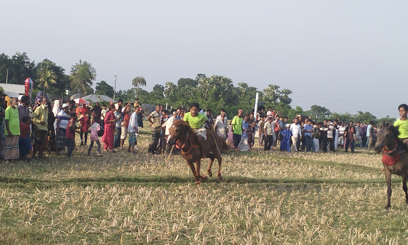 খুলনায় ঐতিহ্যবাহী ঘোড়া দৌড় প্রতিযোগিতা অনুষ্ঠিত
