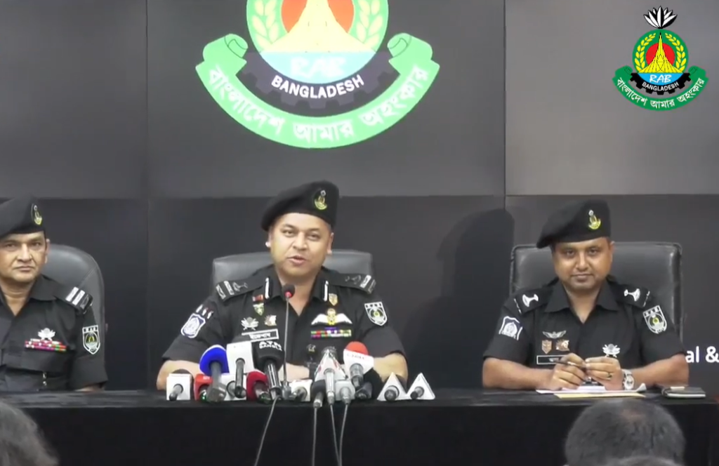সংবাদ সম্মেলনে র‌্যাবের লিগ্যাল অ্যান্ড মিডিয়া উইং পরিচালক এম জেড এম ইন্তেখাব চৌধুরী।