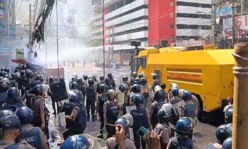 মতিঝিলে ইসলামী ব্যাংকের গ্রাহকদের বিক্ষোভ, পুলিশের লাঠিচার্জ