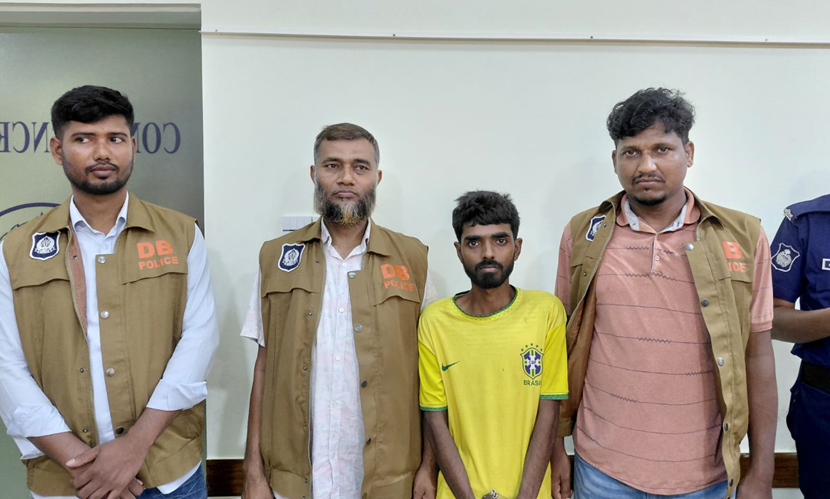 নওগাঁয় এসপি ও ডিসি পরিচয়ে চাঁদাবাজি, গ্রেফতার প্রতারক