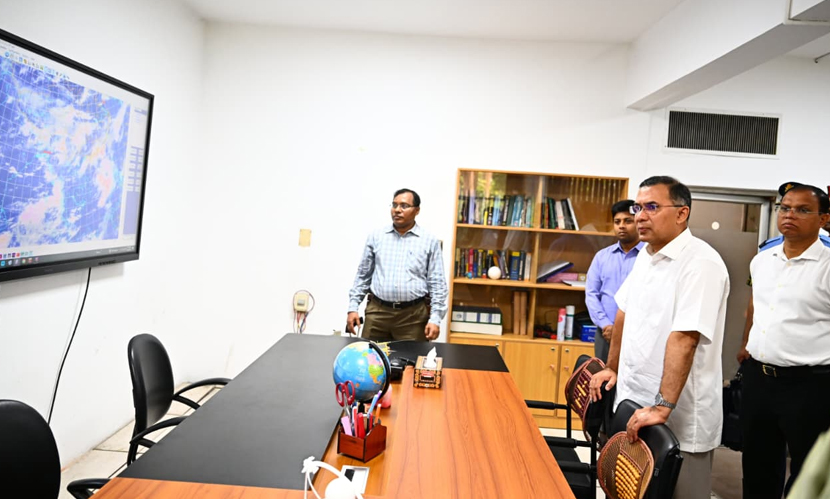 মহাকাশ গবেষণা প্রতিষ্ঠান ‘স্পারসো’ পরিদর্শনে প্রধানমন্ত্রী