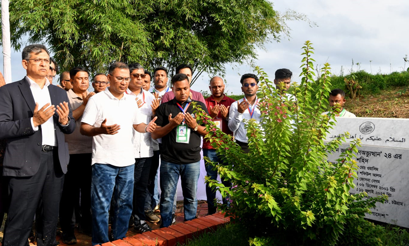 শহিদ ওয়াসিমের কবর জিয়ারত করলেন প্রধানমন্ত্রী