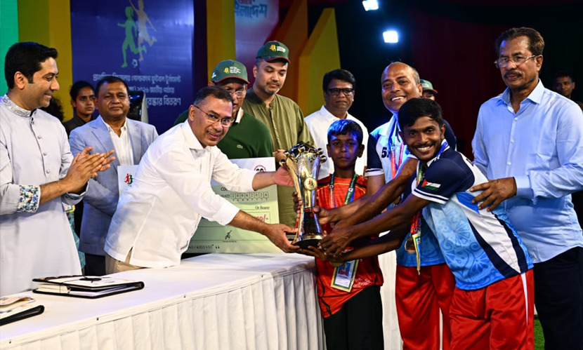 প্রাথমিক বিদ্যালয় গোল্ডকাপ ফুটবল টুর্নামেন্টের বিজয়ী শিক্ষার্থীদের পুরস্কার তুলে দিচ্ছেন প্রধানমন্ত্রী তারেক রহমান।