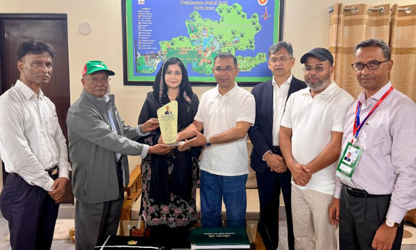 কক্সবাজারে সাফারি পার্কে গাছ রোপণ ও স্মারক বইতে সই করলেন প্রধানমন্ত্রী