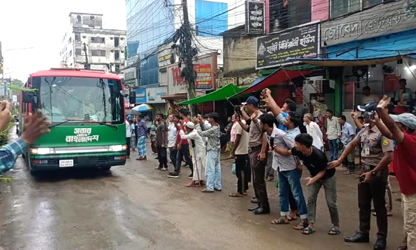 সিলেটে বৃষ্টি উপেক্ষা করে প্রধানমন্ত্রীকে স্বাগত জানালেন চা শ্রমিকরা