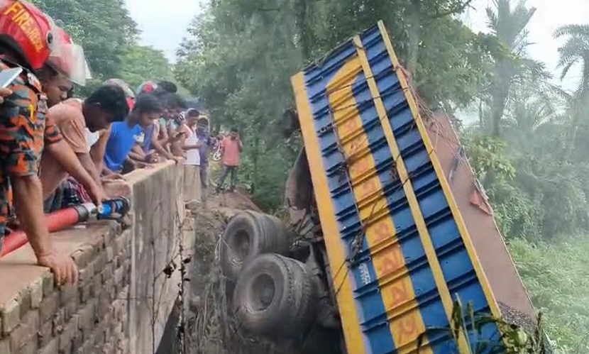 কুষ্টিয়ায় পাথরবোঝাই ট্রাক উলটে চালক ও হেলপার নিহত