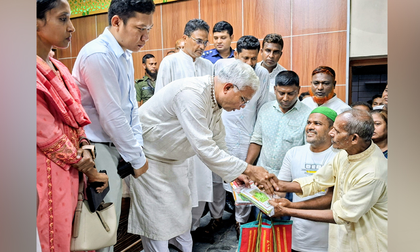 হিলিতে ‘কৃষি প্রণোদনা’র উদ্বোধন করলেন সমাজকল্যাণমন্ত্রী