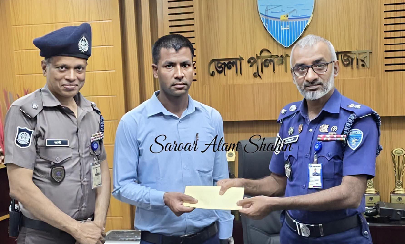 কুড়িয়ে পাওয়া ২ লাখ টাকা থানায় জমা দিলেন ২ আনসার সদস্য